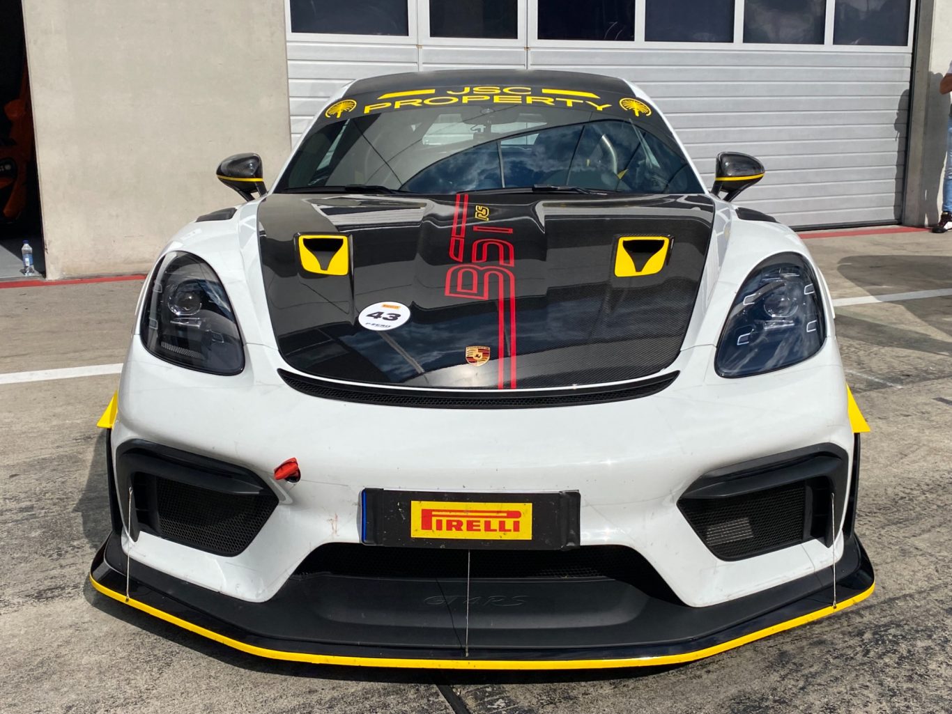 Sportwagen mit schwarzem und weißem Lack, Rennstreifen auf der Motorhaube.